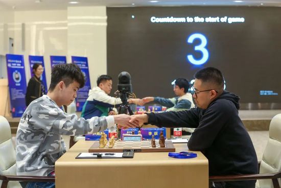 周围不少人都纷纷点头，听那导购的话，确实是这么个意思。